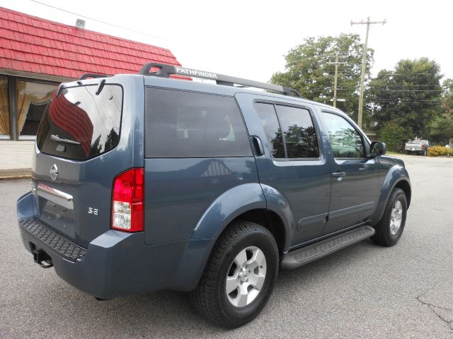 2006 Nissan Pathfinder Luxury II Sedan