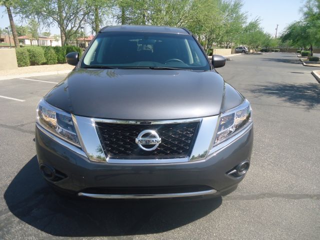 2013 Nissan Pathfinder Touring / AWD