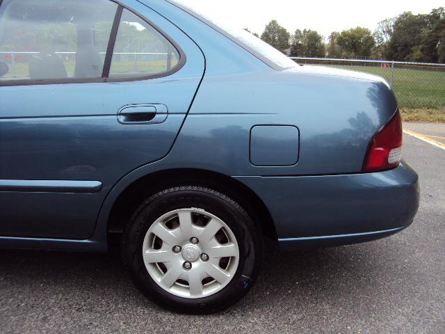 2001 Nissan Sentra 4dr Sdn I4 Manual LE (natl) Sedan