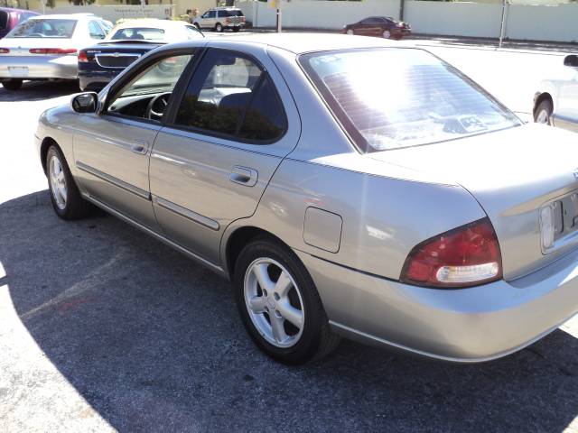 2001 Nissan Sentra 4dr Sdn I4 Manual LE (natl) Sedan