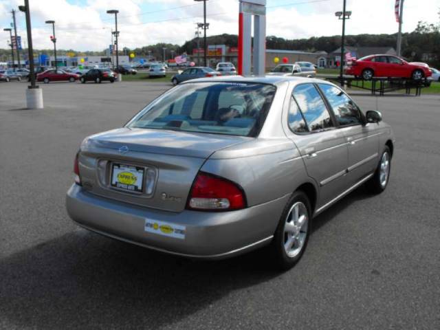 2001 Nissan Sentra 4dr Sdn I4 Manual LE (natl) Sedan