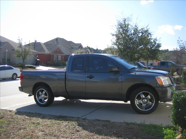 2004 Nissan Titan SE 2WD