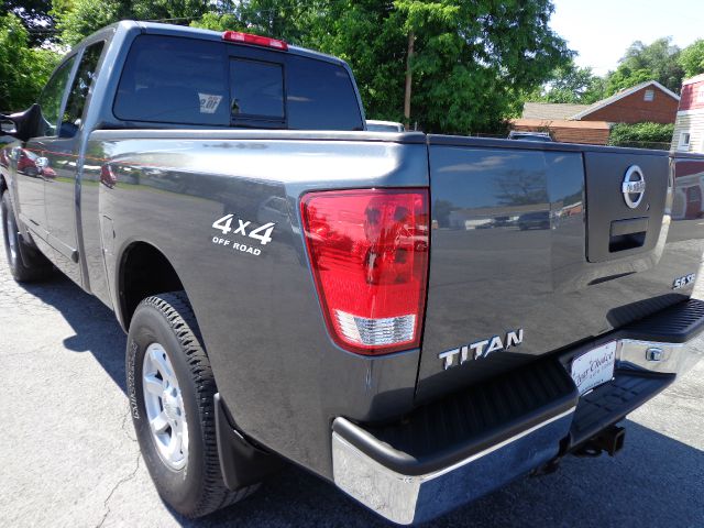 2004 Nissan Titan SE 2WD