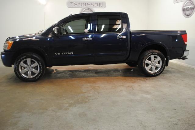 2010 Nissan Titan Touring / AWD