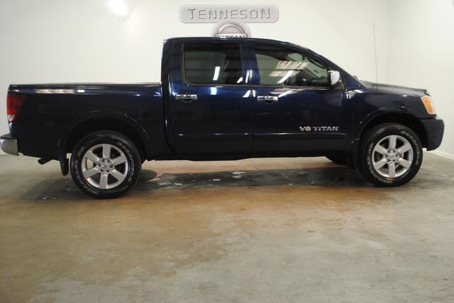 2010 Nissan Titan Touring / AWD