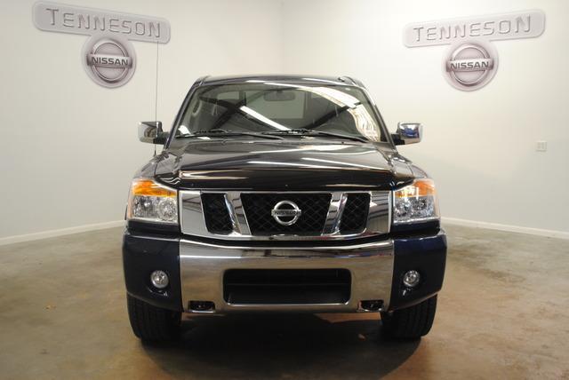 2010 Nissan Titan Touring / AWD