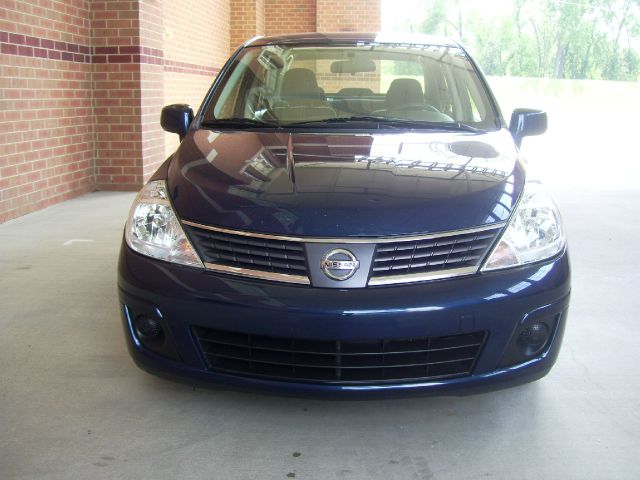 2008 Nissan Versa Crew Cab Standard Box 2-wheel Drive SLE