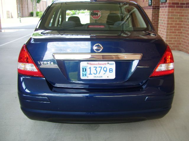 2008 Nissan Versa Crew Cab Standard Box 2-wheel Drive SLE