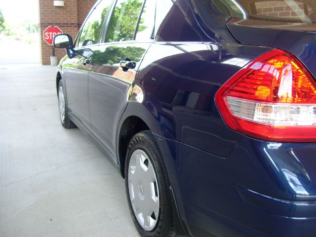 2008 Nissan Versa Crew Cab Standard Box 2-wheel Drive SLE