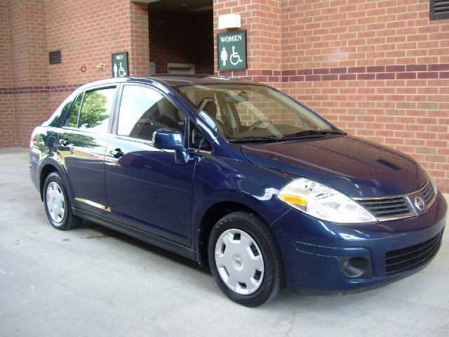 2008 Nissan Versa Crew Cab Standard Box 2-wheel Drive SLE