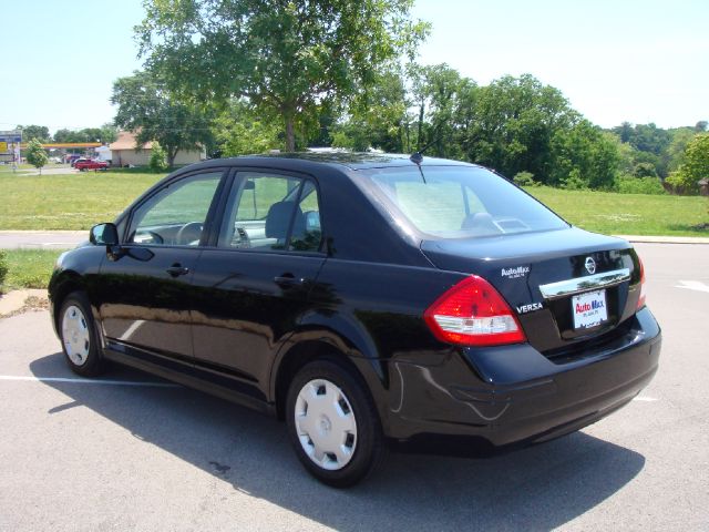 2009 Nissan Versa Crew Cab Standard Box 2-wheel Drive SLE