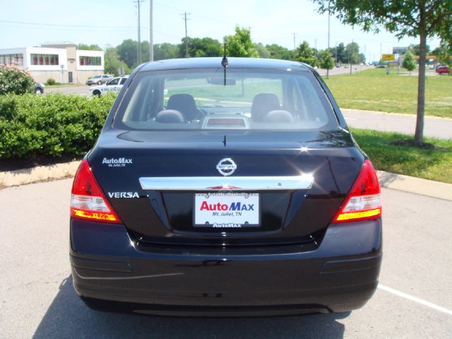 2009 Nissan Versa Crew Cab Standard Box 2-wheel Drive SLE