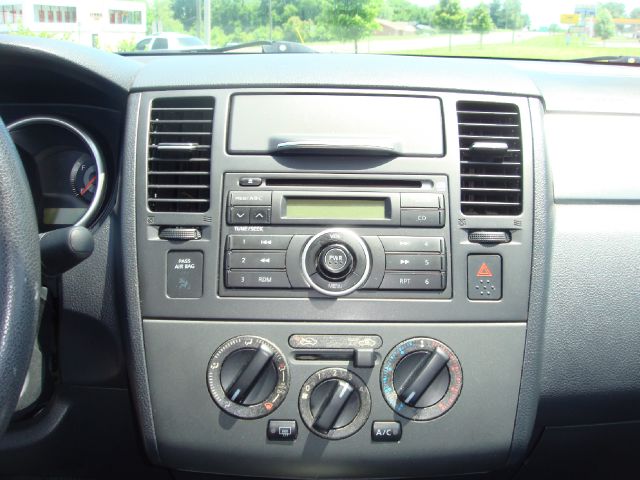 2009 Nissan Versa Crew Cab Standard Box 2-wheel Drive SLE