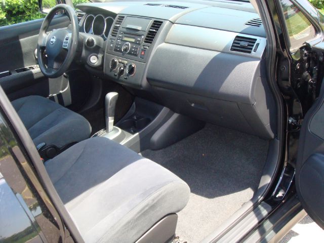 2009 Nissan Versa Crew Cab Standard Box 2-wheel Drive SLE