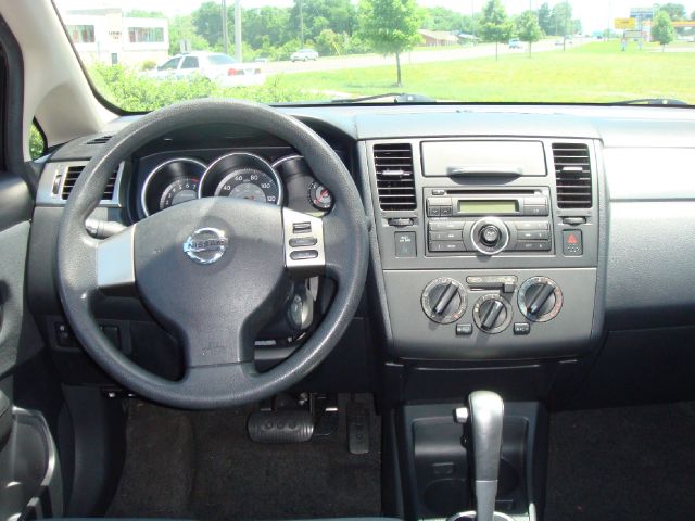 2009 Nissan Versa Crew Cab Standard Box 2-wheel Drive SLE