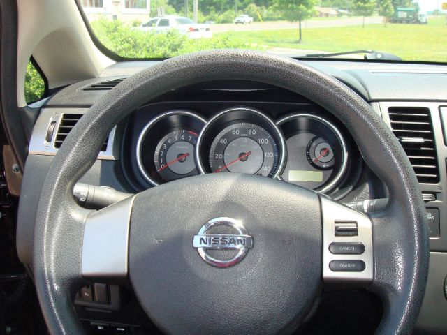 2009 Nissan Versa Crew Cab Standard Box 2-wheel Drive SLE