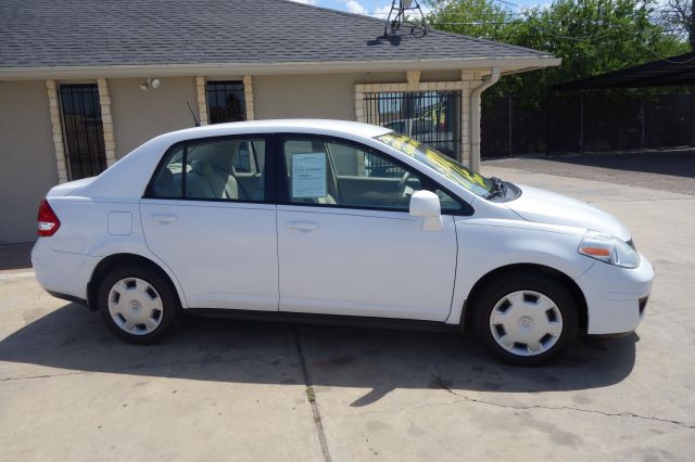 2009 Nissan Versa Crew Cab Standard Box 2-wheel Drive SLE