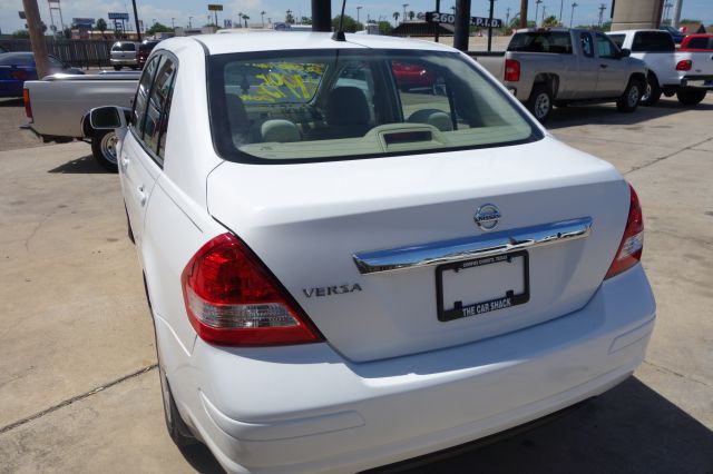 2009 Nissan Versa Crew Cab Standard Box 2-wheel Drive SLE