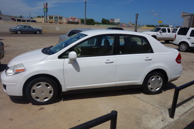 2009 Nissan Versa Crew Cab Standard Box 2-wheel Drive SLE