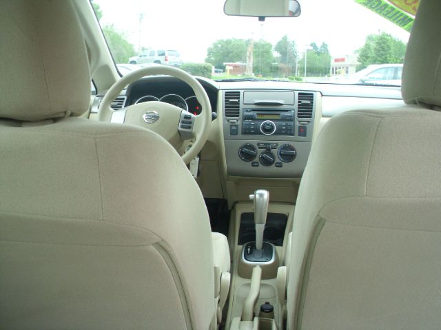 2009 Nissan Versa Crew Cab Standard Box 2-wheel Drive SLE