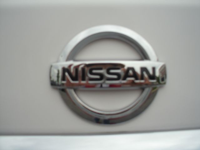 2009 Nissan Versa Crew Cab Standard Box 2-wheel Drive SLE