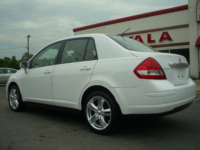 2009 Nissan Versa Crew Cab Standard Box 2-wheel Drive SLE