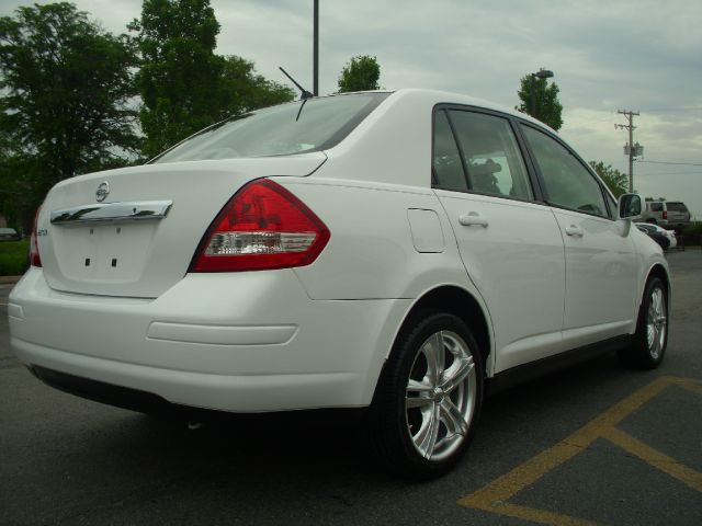 2009 Nissan Versa Crew Cab Standard Box 2-wheel Drive SLE