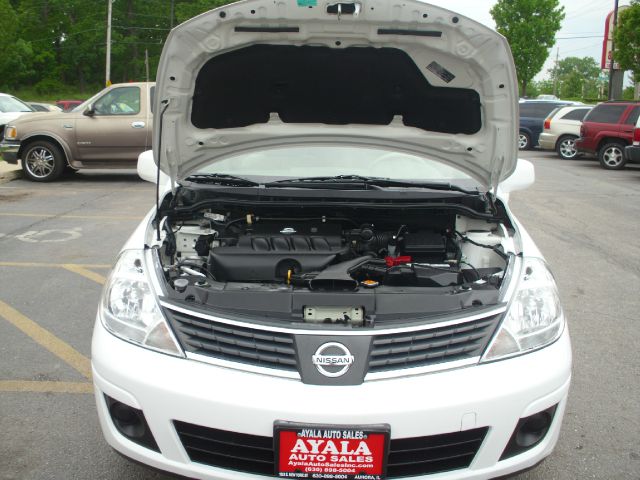 2009 Nissan Versa Crew Cab Standard Box 2-wheel Drive SLE