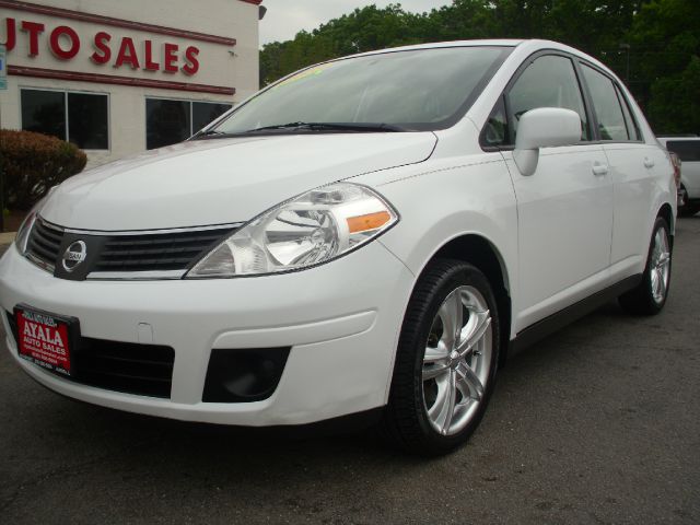 2009 Nissan Versa Crew Cab Standard Box 2-wheel Drive SLE