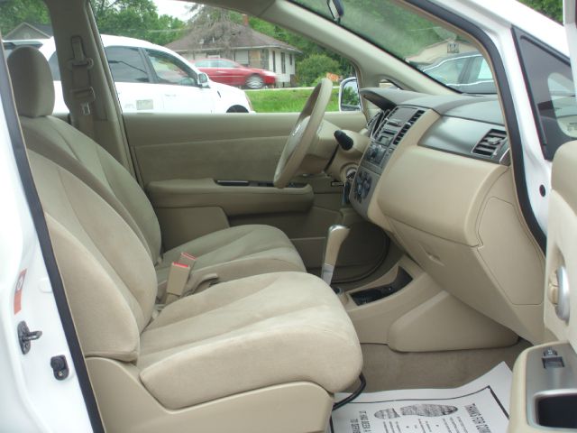 2009 Nissan Versa Crew Cab Standard Box 2-wheel Drive SLE