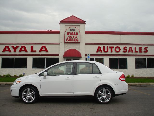 2009 Nissan Versa Crew Cab Standard Box 2-wheel Drive SLE