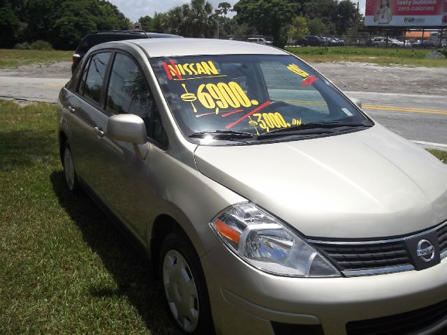 2009 Nissan Versa Crew Cab Standard Box 2-wheel Drive SLE