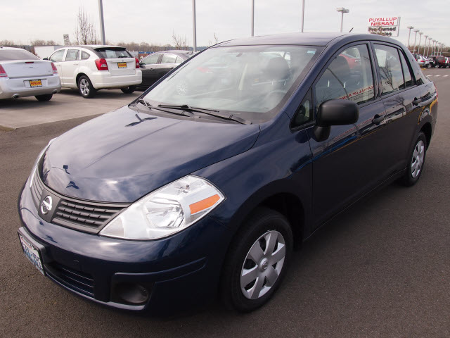 2009 Nissan Versa Base