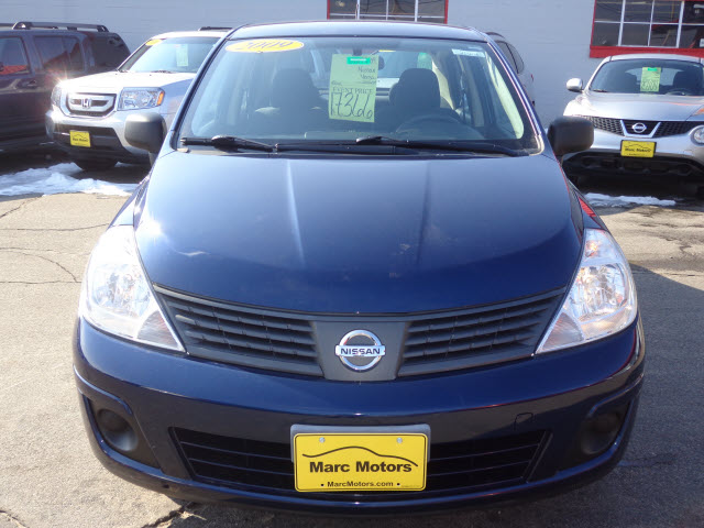 2009 Nissan Versa Base