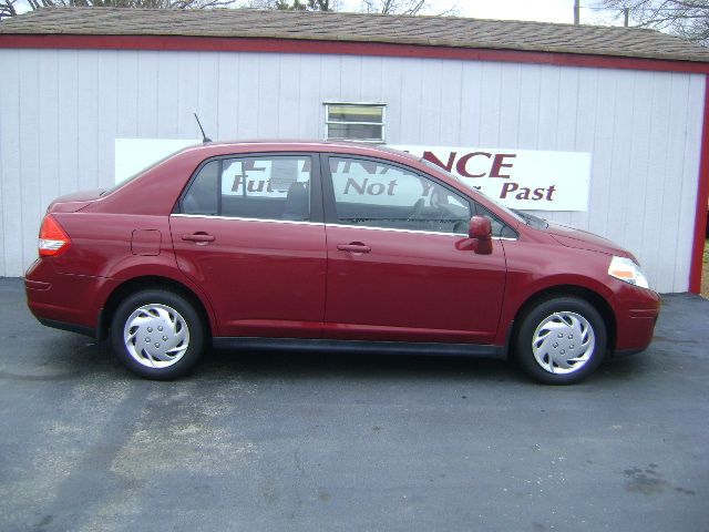 2009 Nissan Versa Crew Cab Standard Box 2-wheel Drive SLE