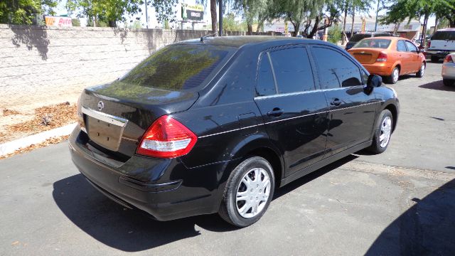 2009 Nissan Versa Crew Cab Standard Box 2-wheel Drive SLE