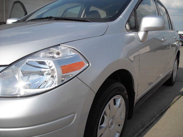 2010 Nissan Versa Crew Cab Standard Box 2-wheel Drive SLE