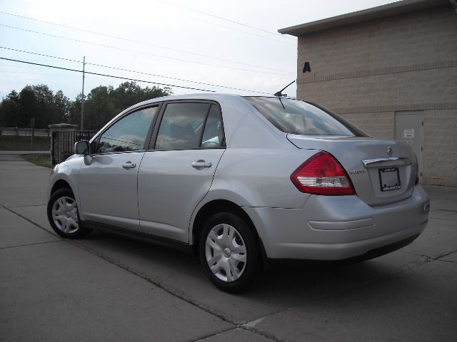 2010 Nissan Versa Crew Cab Standard Box 2-wheel Drive SLE