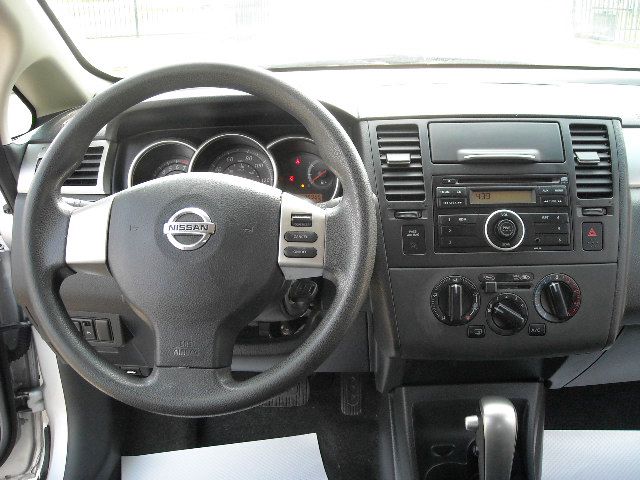 2010 Nissan Versa Crew Cab Standard Box 2-wheel Drive SLE