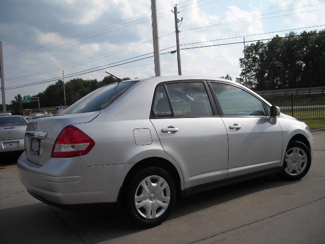 2010 Nissan Versa Crew Cab Standard Box 2-wheel Drive SLE