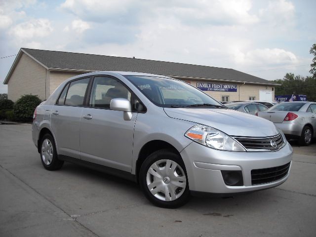 2010 Nissan Versa Crew Cab Standard Box 2-wheel Drive SLE