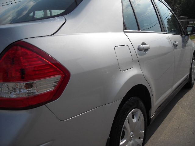 2010 Nissan Versa Crew Cab Standard Box 2-wheel Drive SLE