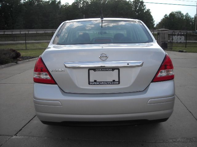 2010 Nissan Versa Crew Cab Standard Box 2-wheel Drive SLE