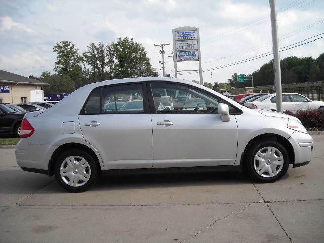 2010 Nissan Versa Crew Cab Standard Box 2-wheel Drive SLE