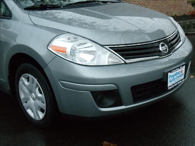 2010 Nissan Versa Crew Cab Standard Box 2-wheel Drive SLE