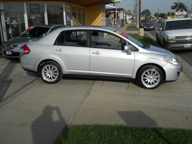 2011 Nissan Versa Crew Cab Standard Box 2-wheel Drive SLE