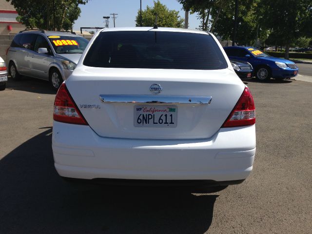 2011 Nissan Versa Crew Cab Standard Box 2-wheel Drive SLE