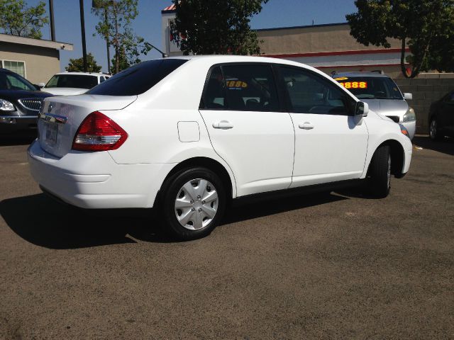 2011 Nissan Versa Crew Cab Standard Box 2-wheel Drive SLE