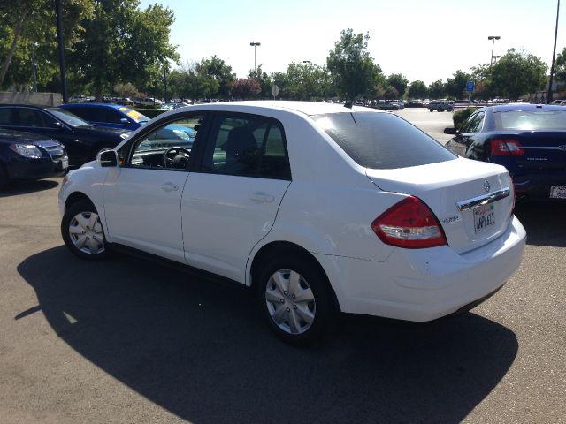 2011 Nissan Versa Crew Cab Standard Box 2-wheel Drive SLE