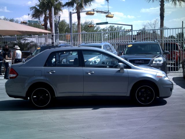 2011 Nissan Versa Crew Cab Standard Box 2-wheel Drive SLE